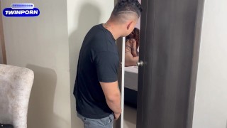 ENCUENTRO A MI ROOMIE fucking CON SU AMIGA MORENA Y ME LES UNO PARA COMERME SUS